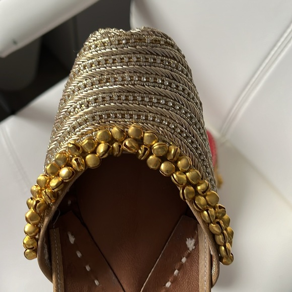 ✨2for15✨ Gold Indian jutti with zari work - Picture 5 of 7